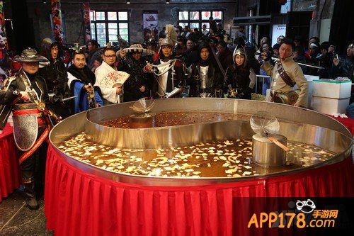 领奔驰大奖享熊猫火锅 蜗牛年会精彩花絮
