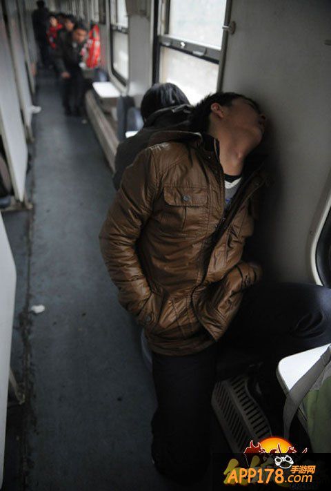 高手在民间 《众妖之怒》玩家火车上偷拍睡姿