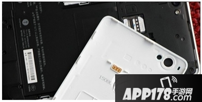 坚果手机怎么插卡 坚果手机安装sim卡图文教程1