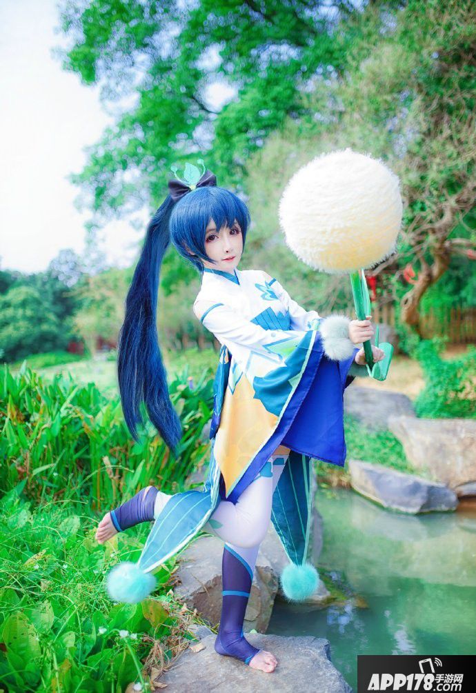 阴阳师手游同人cos鉴赏 伴随蓝天碧叶的萤草