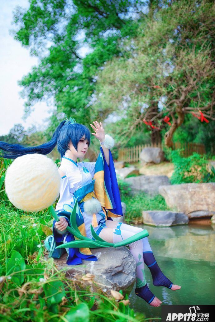 阴阳师手游同人cos鉴赏 伴随蓝天碧叶的萤草
