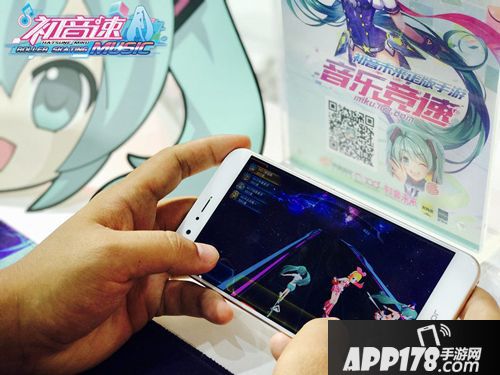 初音速亮相CJ电子歌姬化身轮滑达人 