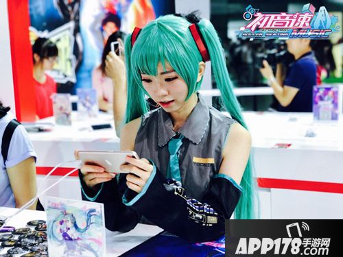 初音速亮相CJ电子歌姬化身轮滑达人 