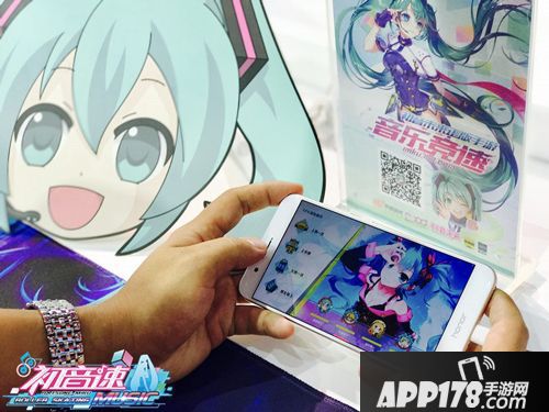 初音速亮相CJ电子歌姬化身轮滑达人 