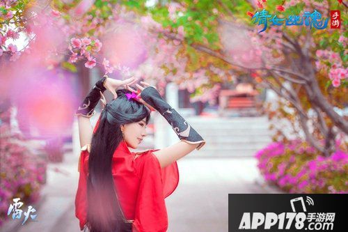 一袭红衣绝色倾城 绝美coser演绎倩女幽魂手游时装故事
