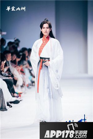 花与剑四大角色亮相杭州古风时尚大秀