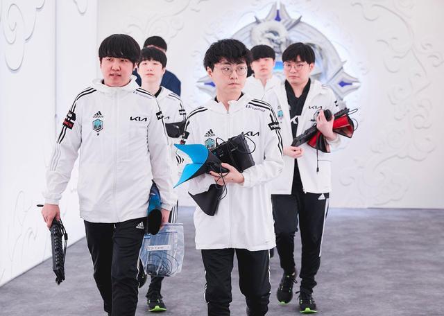 玩家可以从顶级比赛员和教练之间自由切换,成为世界第一