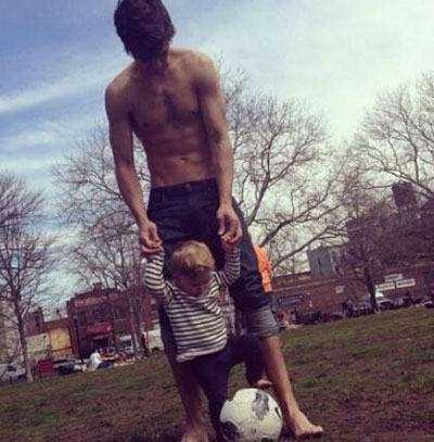 巴西男模与儿子合影搞笑图赏(8)