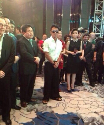 盘点男星穿裙子的那些搞笑趣图(14)