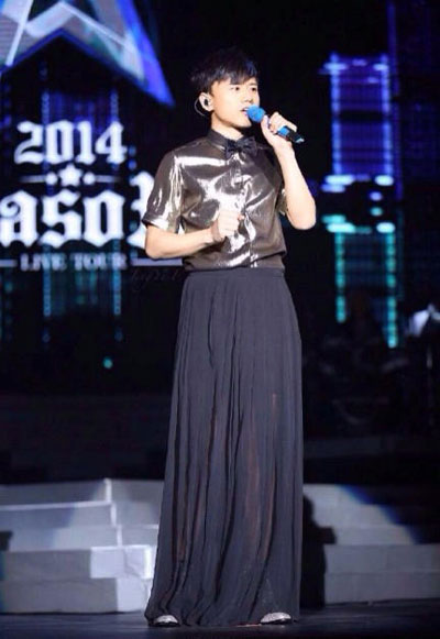 盘点男星穿裙子的那些搞笑趣图(8)