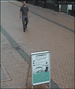 整人不成反被整搞笑GIF2(9)