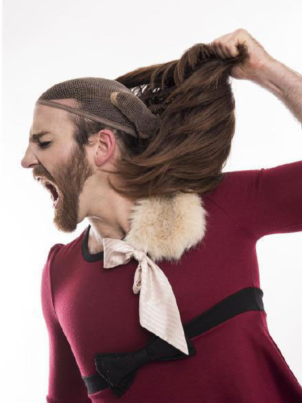 大胡子“美少女”化妆卸妆过程搞笑图片(6)