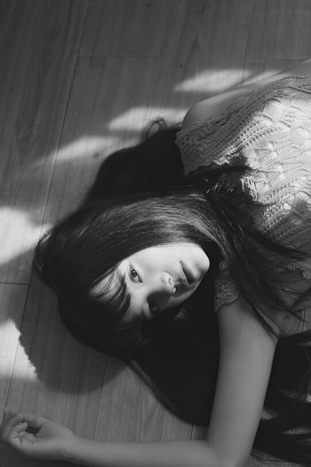 素颜大眼美女室内黑白写真(4)