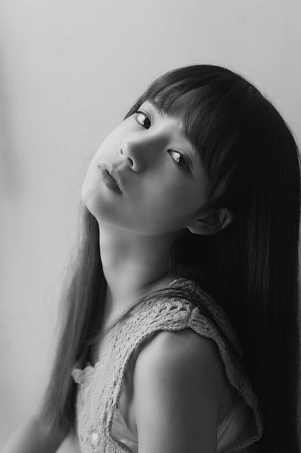 素颜大眼美女室内黑白写真(2)