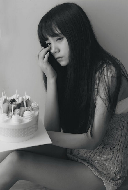 素颜大眼美女室内黑白写真(7)