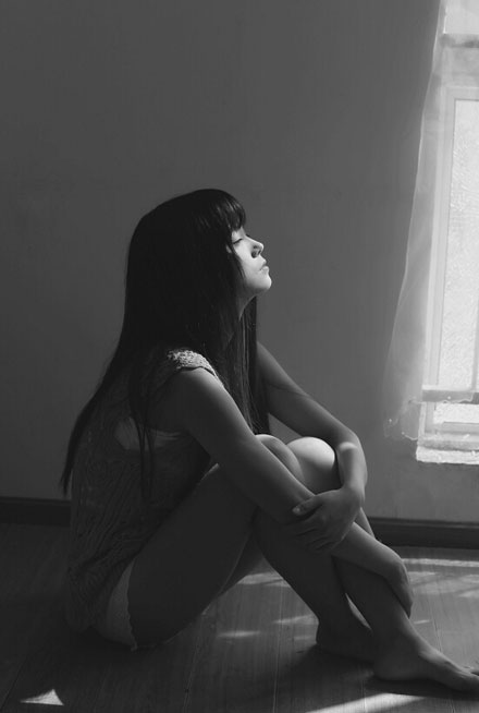 素颜大眼美女室内黑白写真(8)