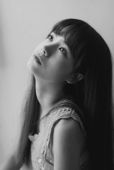 素颜大眼美女室内黑白写真(3)