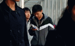 机智的小偷搞笑GIF(8)