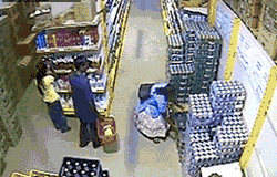 机智的小偷搞笑GIF