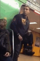 机智的小偷搞笑GIF(2)