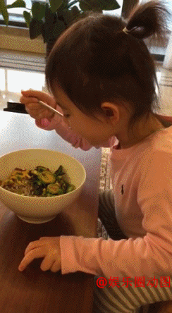 爸爸回来了萌娃奥莉搞笑GIF合集(5)