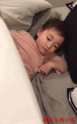 爸爸回来了萌娃奥莉搞笑GIF合集(3)