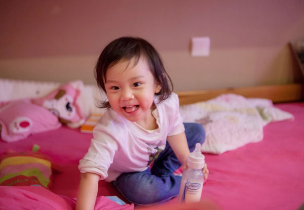 萌娃甜馨花式喝奶十连拍图赏(4)