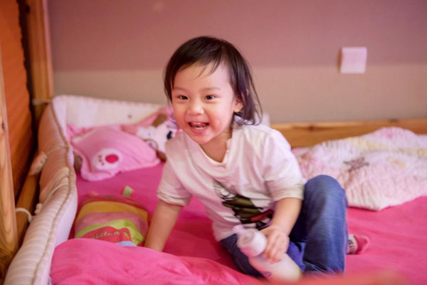 萌娃甜馨花式喝奶十连拍图赏(3)