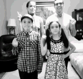 逗比的萝莉一家搞笑GIF(8)