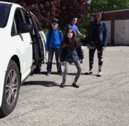 逗比的萝莉一家搞笑GIF(5)