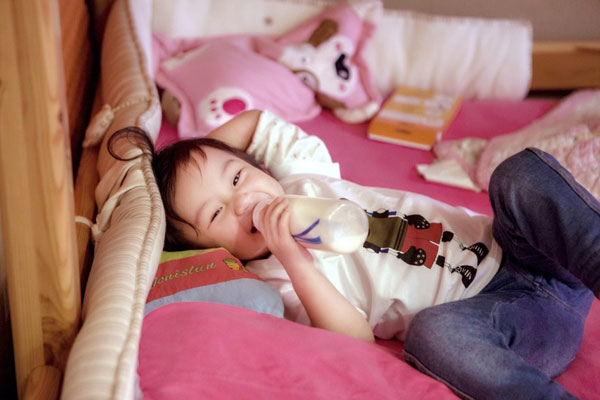 萌娃甜馨花式喝奶十连拍图赏(8)