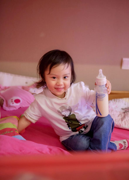 萌娃甜馨花式喝奶十连拍图赏(10)