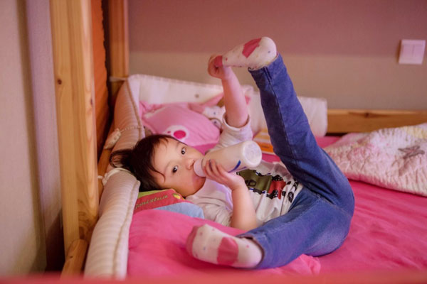 萌娃甜馨花式喝奶十连拍图赏(9)