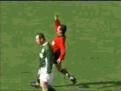 足球场上球员们的搞笑GIF