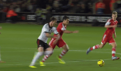 足球场上球员们的搞笑GIF(6)