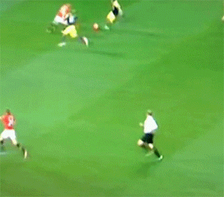 足球场上球员们的搞笑GIF(8)