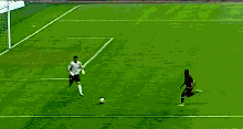 足球场上球员们的搞笑GIF(3)
