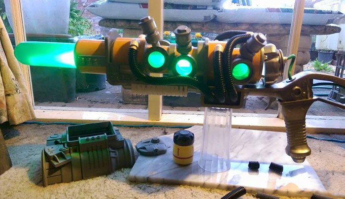 国外玩家自制《辐射4》镭射步枪(6)