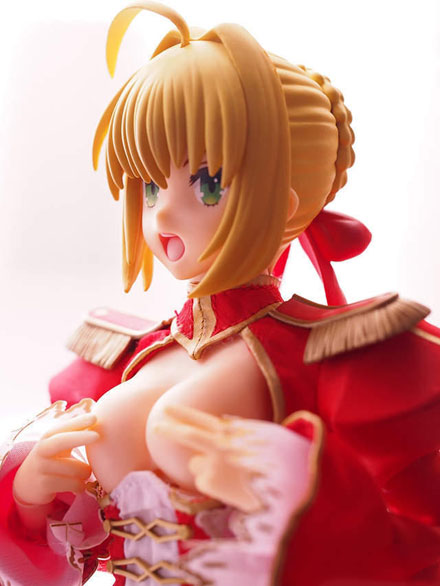 11区网友亲手为红saber手办丰胸(2)