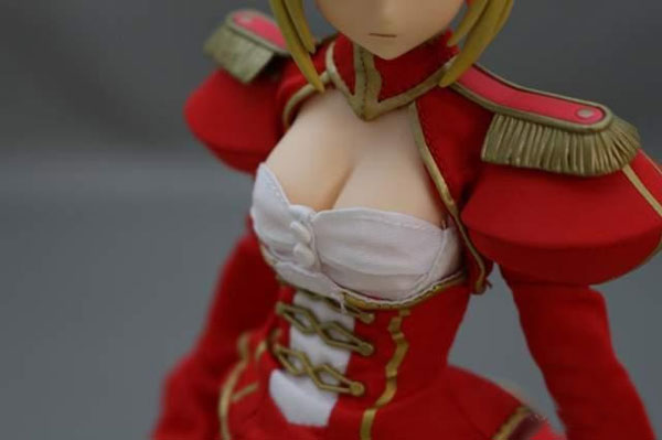 11区网友亲手为红saber手办丰胸(3)