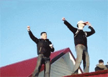 自作孽不可活搞笑GIF