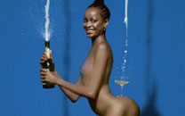 恶搞金-卡戴珊美酒肥臀搞笑趣图