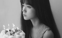 素颜大眼美女室内黑白写真