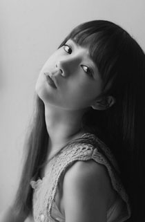 素颜大眼美女室内黑白写真