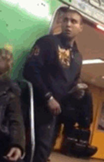 机智的小偷搞笑GIF