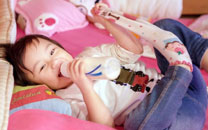 萌娃甜馨花式喝奶十连拍图赏